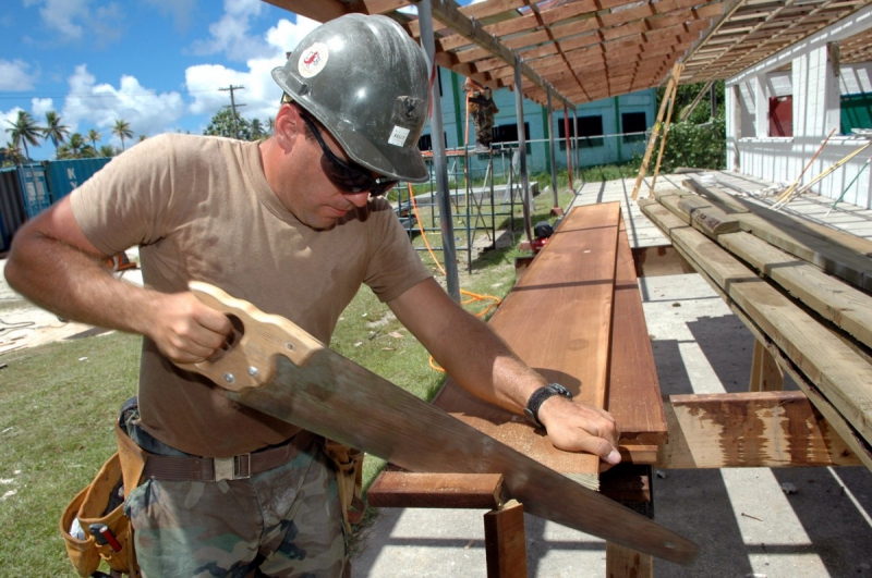 ebeniste-LE BEAUSSET-min_worker_construction_building_carpenter_male_job_build_helmet-893290